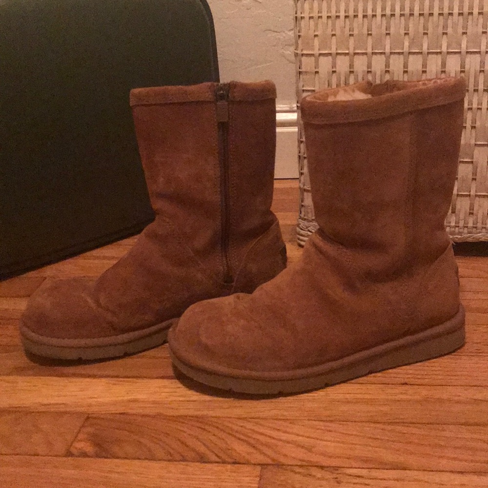 Ugg inner zip short boots